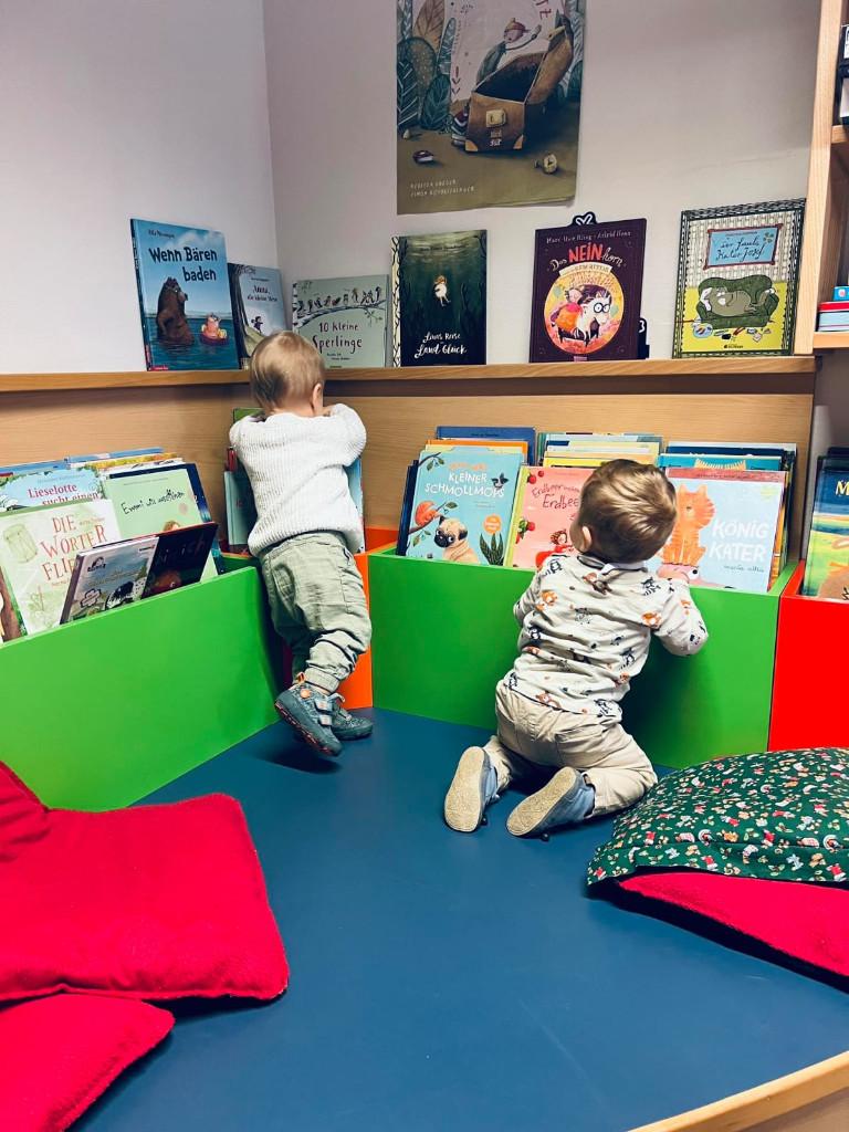 Babys im Kleinkindbereich auf einer Unterlage mit Kissen